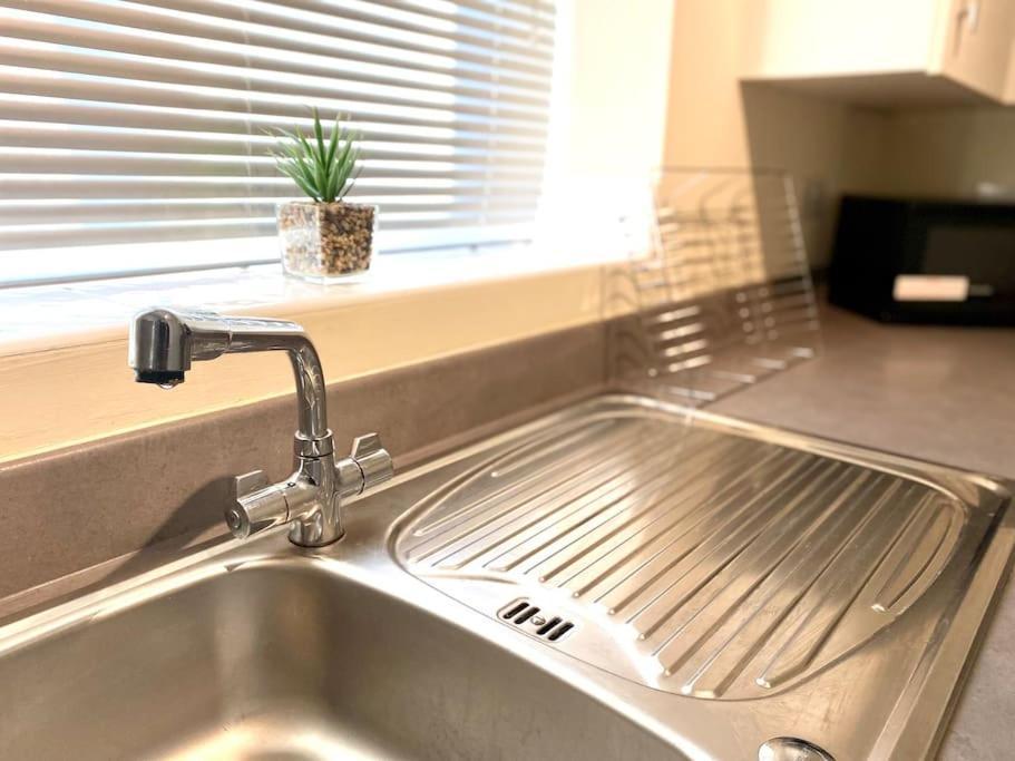 Amazing 2-Bed City Centre Apt With Parking Coventry Esterno foto